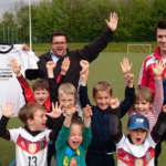 Klaus-Fischer-Fussballschule spendet 20 Trikotsätze an unsere Jugendabteilung